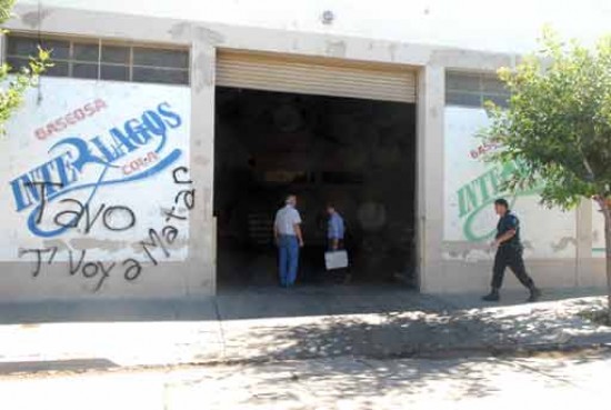 Delincuentes realizaron un boquete anoche en una distribuidora de gaseosas en Roca. Foto: Andrés Maripe.