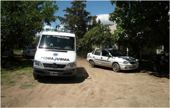 La ambulancia lleg hasta la chacra para asistir al productor agredido. (Foto: Diego Von Sprecher/AA).