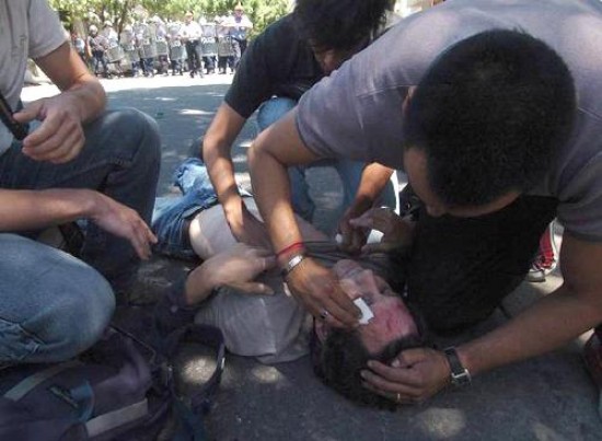 Los enfrentamientos en Rosario dejaron un muerto y heridos graves. 