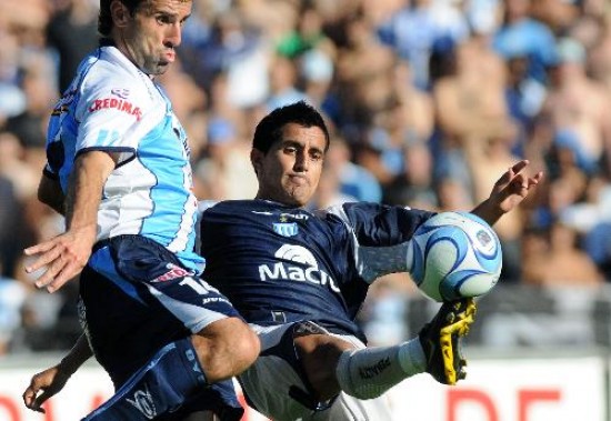 Pablo de Muner, figura del partido, celebra su gol, el primero de los dos de San Martn. Maxi Moralez no pudo rescatar a Racing de su mediocridad. 