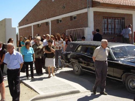 Numerosos vecinos se acercaron a la sala velatoria para acompaar a los familiares y amigos ms cercanos de Rodolfo Casamiquela. 