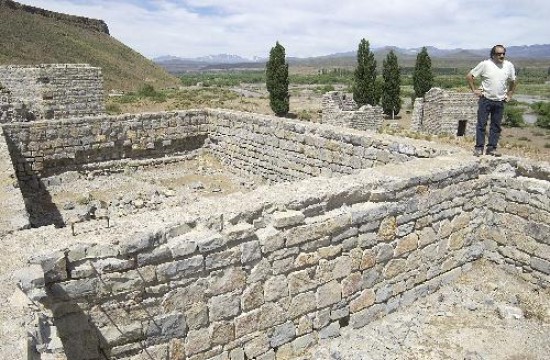 Los vestigios de la extracción de plomo quedan como un recuerdo del futuro en la localidad. Las reservas de cobre están en el cerro Tres Puntas. La gente duda del impacto de la actividad. 