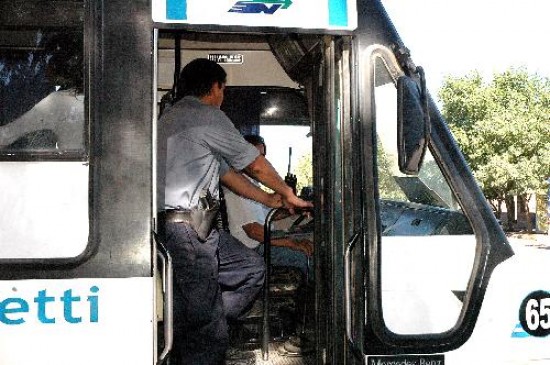 Un efectivo integrar el pasaje cuando las unidades recorran el barrio, durante las 16 horas en que se presta el servicio. 