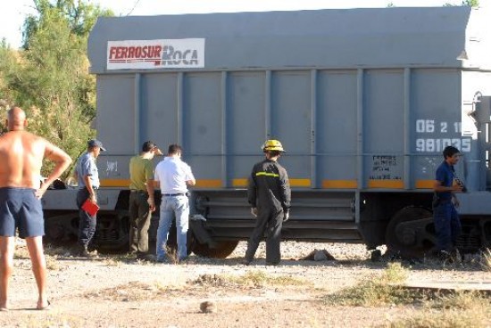 La vctima intent cruzar por debajo de una formacin de vagones cargada con yeso. 