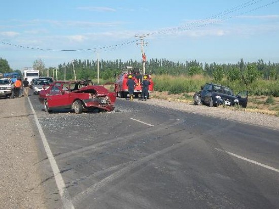 Toda la violencia del impacto qued reflejada en la carrocera de ambos autos que chocaron sobre la Ruta 22. 