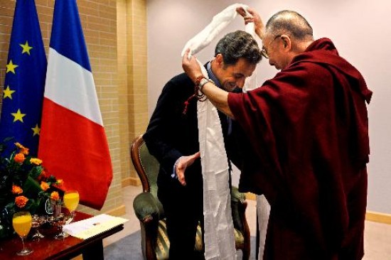 El presidente francs y el Dalai Lama se reunieron en Polonia, pese a la oposicin de China. 