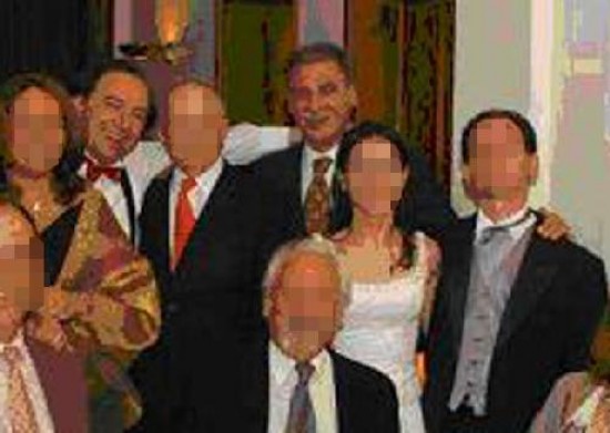 La boda de Luciano Hoch. En el centro el padre, con un brazo en el hombro de Sobisch. Comprobante de uno de los pagos del Banco Provincia de Neuquén al grupo ASSA. 