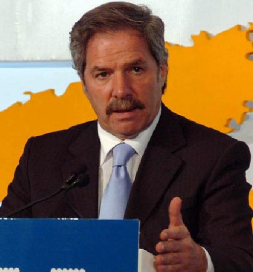 Felipe Solá torea al ex presidente. 