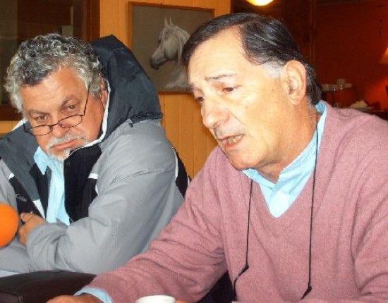 Julio Saquero y Ral Prytula, de la APDH, defendieron la posicin de la familia Larenas. 
