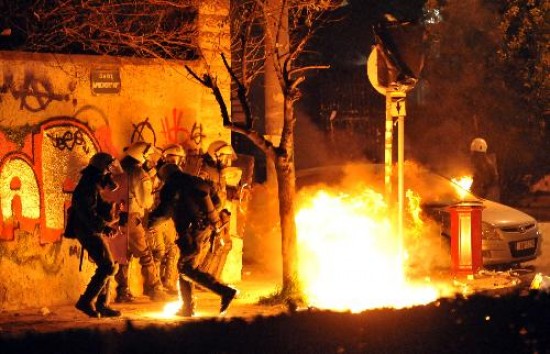 Anoche continuaban los enfrentamientos en las calles de Atenas. 