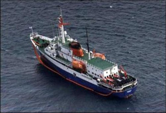 La nave haba chocado con una roca el jueves. Los pasajeros fueron conducidos al da siguiente a Ushuaia. 