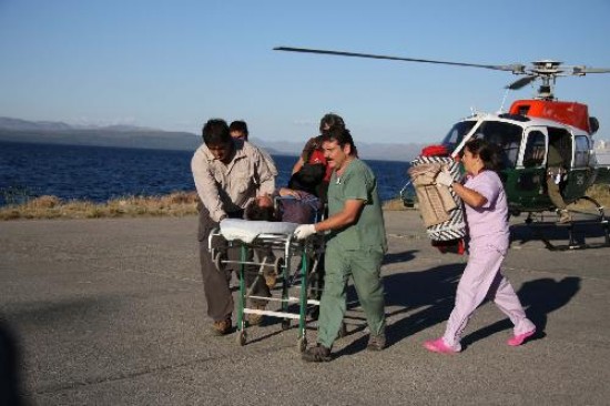 Diego Marsella es trasbordado desde el helicptero a la ambulancia. 