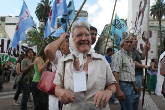 Madres y Abuelas de Plaza de Mayo celebraron el retorno a la democracia en 1983, pero no olvidaron el pedido de juicio a represores. 