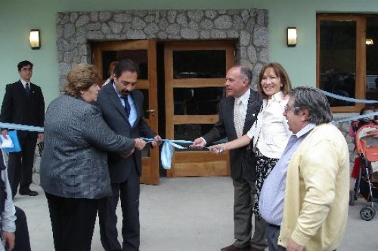 Ricardo Alonso y otros funcionarios inauguran la nueva sede del deliberativo. 