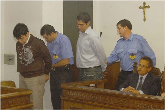 Los condenados entran a la sala para escuchar la sentencia. (Foto: Gabriel Oyarzo/AN).
