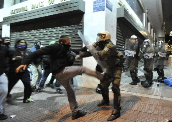 La polica griega no logra sofocar el caos, que ya lleva cinco jornadas. 