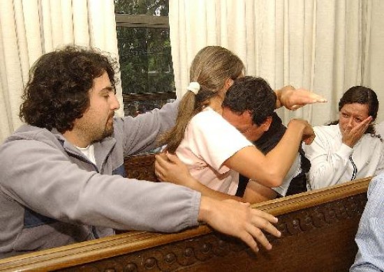 Los hermanos de la vctima (en el centro) lloraron al escuchar la sentencia, ayer al medioda. 