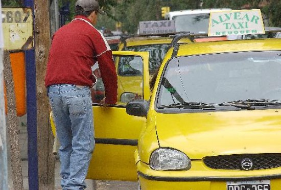 Los propietarios de taxis quieren que la tarifa se incremente en un 25% y amenazan con paro y corte de puentes. 