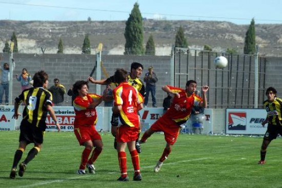 En Madryn, Cruz busca recuperarse de la cada de local ante Deportivo Roca. 