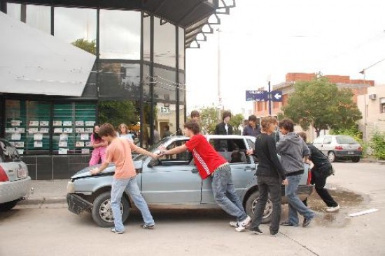 El Fiat Duna embisti de lleno al otro auto al llegar a una esquina. 