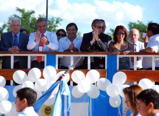 El desfile de las instituciones de Paso Aguerre, al que asisti el gobernador. 