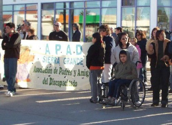 Como todos los viernes, la comunidad educativa reclam un nuevo edificio. 