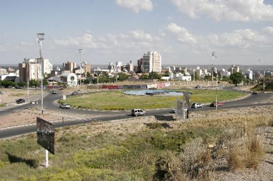 En esta rotonda la joven estaba haciendo dedo, cuando fue levantada por el depravado. 