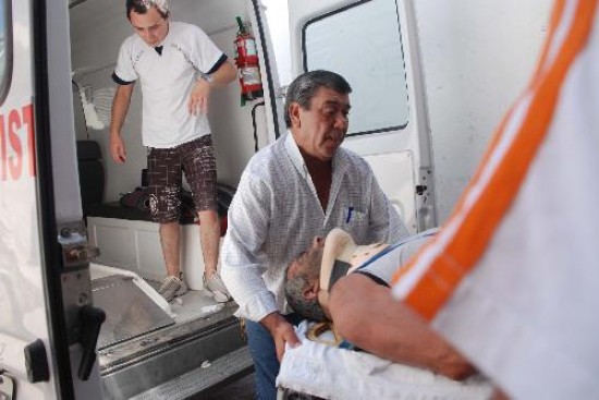 El intendente de Patagones, Ricardo Curetti, es trasladado al hospital tras accidentarse mientras manejaba un fourtrax. 