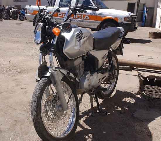 La moto en la que viajaba la mujer que perdi la vida. (Foto: Gaby Oyarzo)