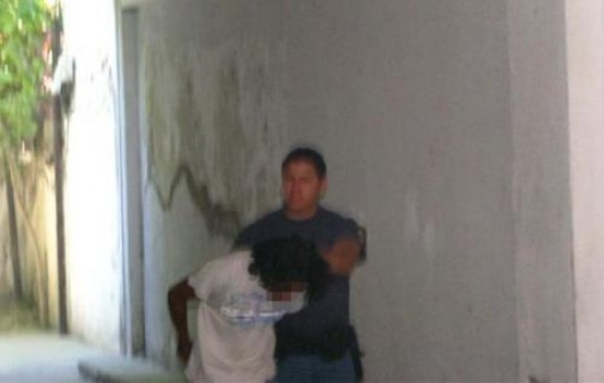 Una militante de La Revuelta obtuvo ayer una foto del sospechoso cuando era trasladado dentro del edificio judicial. 