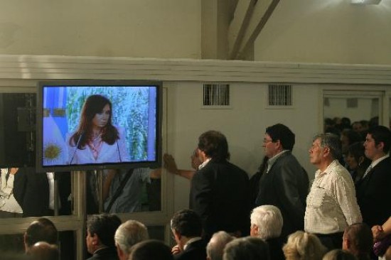 Empresarios y sindicalistas que quedaron afuera en Olivos pudieron seguir a Cristina por una pantalla. Moyano, aliado con su CGT, siempre en primera fila. 