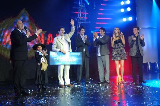 El ganador del concurso de talentos, el imitador Martn Bustos, recibi un premio de cien mil pesos. 