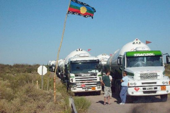 Varios camiones con gas estn varados por el corte de los mapuches. 