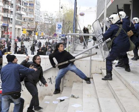Los manifestantes se enfrentaron con la polica antes de emitir su proclama. 
