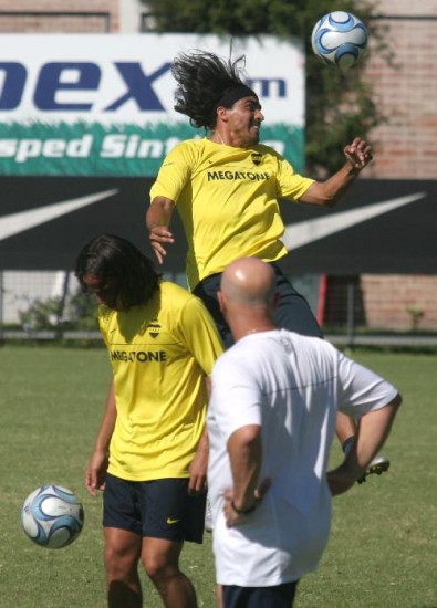 El defensor paraguayo cumpli con la fecha de suspensin y va por Calvo. 