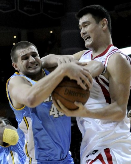 Yao Ming fue la figura de los Rockets y del partido, al anotar 32 puntos. 