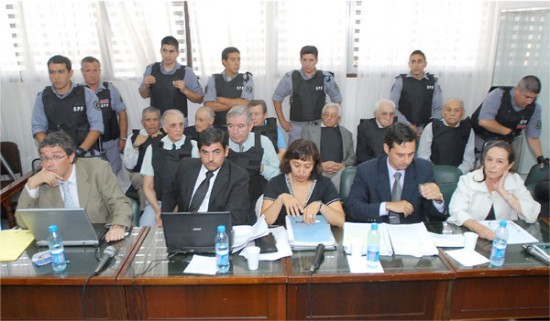 Los ocho ex militares en la sala del juicio esta mañana antes de la condena. (Foto: Leonardo Petricio/AN).