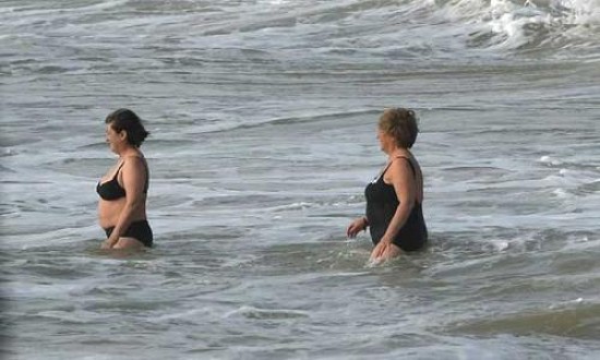 La presidenta se dio un chapuzn en la playa antes de ir a la cumbre y un fotgrafo capt el momento. 