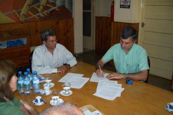 Lator y Damiani firmaron el acuerdo que permite el inicio de los trabajos. 