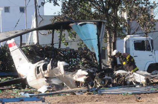 El copiloto peda ayuda para que los rescataran, pero la aeronave se envolvi en fuego. El accidente ocurri a pocos metros de una estacin de servicio de gas natural comprimido. 