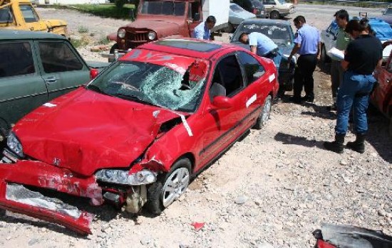 La polica cree que el Honda Civic se movilizaba a gran velocidad. Su conductor permanece demorado. 