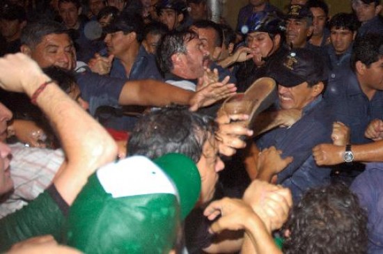 Unos 200 manifestantes se enfrenaron con la polica bajo la lluvia. 