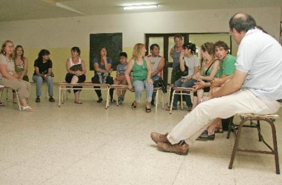 La comunidad espera respuestas de Educacin para evitar el desalojo, previsto para febrero. 