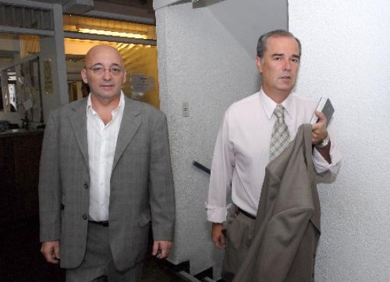 Andrin (a la izquierda) estuvo unos minutos en el juzgado. Los ex directores del BPN colaboraron muy poco con la investigacin. 