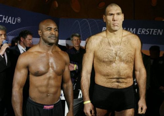 Holyfield pesa 40 kilos menos que la mole Valuiev. 