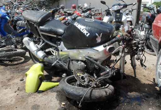 Imagen del estado de la moto donde murieron dos personas en Neuqun. Foto: Leonardo Petricio. (agencia Neuqun)