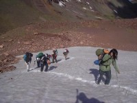 Los alumnos del Departamento de Aplicacin N2 en pleno ascenso en la montaa que an conserva zonas con nieve. 