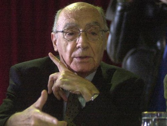Jos Saramago, fuerte en sus 86 aos, ya est escribiendo una nueva novela . 