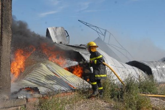 Dos de los tres galpones donde se almacenaban distintos elementos quedaron destruidos por accin de las llamas. 