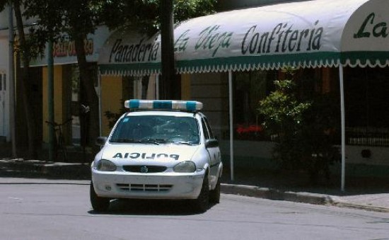 Un patrullero que pasaba ocasionalmente por el lugar abort el robo. Los que escaparon en un auto eran intensamente buscados. 